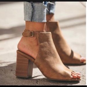 🍾HP🍾 💙Last Pair💙Distressed Peep-Toe Booties